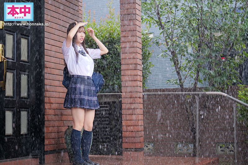大雨襲來!女高中生「鈴の家りん」制服濕透屋簷下躲雨屋主邀進門硬上中出