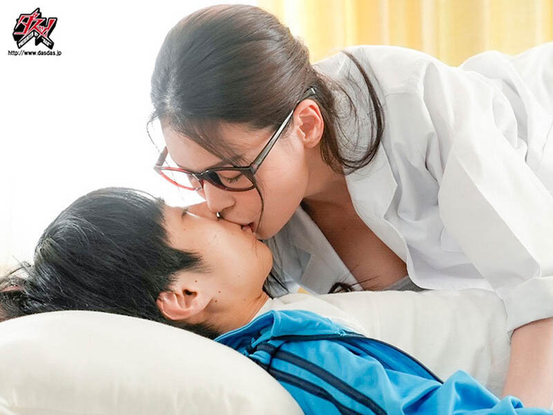 保健室老師是「高挑G奶辣姐」，爆乳挑逗...總是用美乳呵護我！