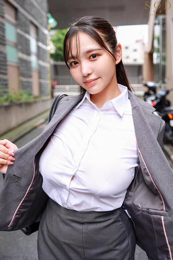 超強大O罩杯辣妹的「著衣巨乳」誘惑，「火辣的大奶視角」太有份量...