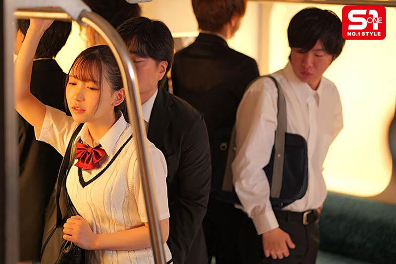 搭電車遇到「F奶極品制服美少女」，「凹凸有致的曲線」讓我忍不住犯規了...