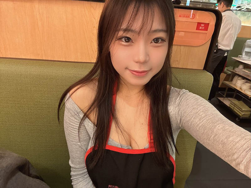 業界最強J奶爆乳一號機來了，穿「桃色比基尼」為所欲為的色誘...