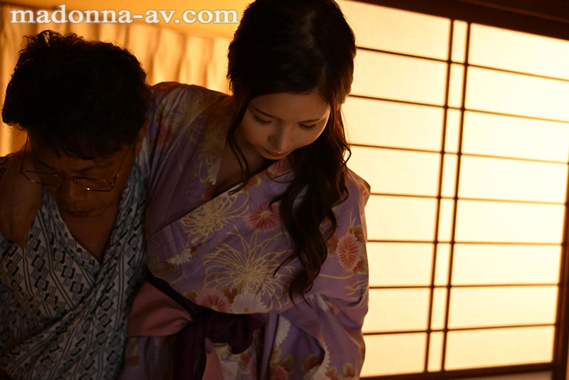 人妻社員「松野蘭」參加都是男員工溫泉旅行酒後慘遭眾人玷污中出玩偶化