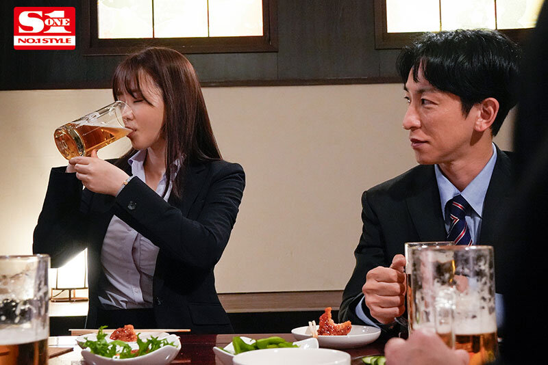 J罩杯巨乳OL「丸石レア」被上司灌醉，帶到房間從性騷進階成性侵！