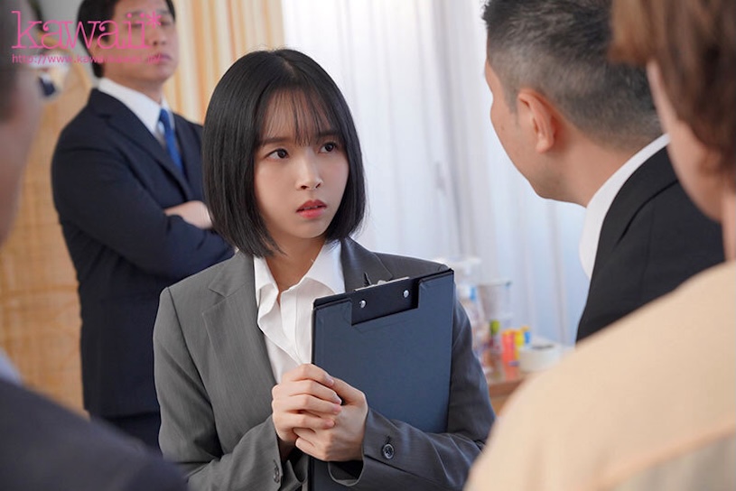 已經23歲了卻還有童顏！被迫穿上而迷你泳衣的「超小只OL」！
