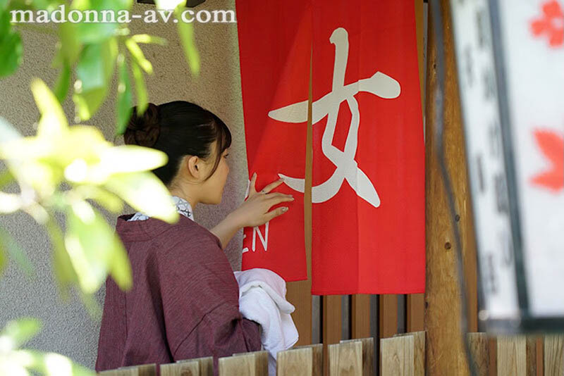 只給G奶妻子一條毛巾，要她進入全是變態男子的男湯看看...