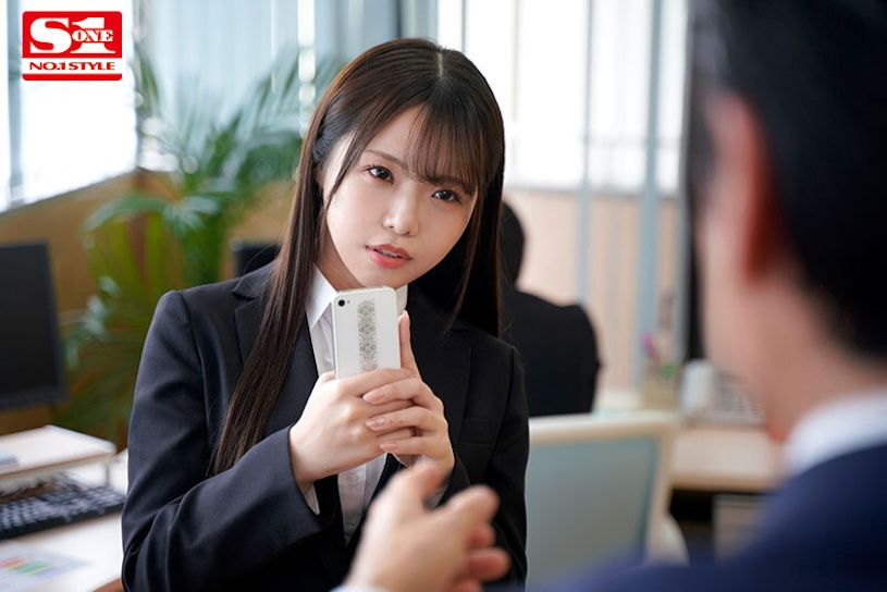 「超巨乳菜鳥」被討厭的課長逼開腿，「濕答答的火辣畫面」太勾引人心...