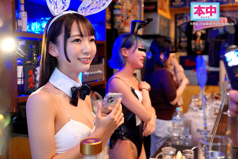 酒吧的巨乳兔女郎店員「大尺度出道」，很會玩「含吮起來表情超色」！