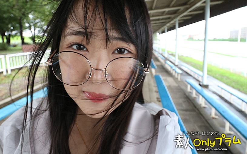 21歲巨乳眼鏡娘游泳教練「愛瀬優裡」,內心放蕩...大量的體液湧入她的身體!