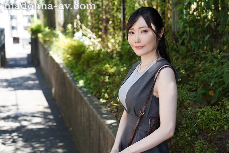 研究所畢業的高冷美乳人妻下海了，自曝其實是超受虐狂類型...