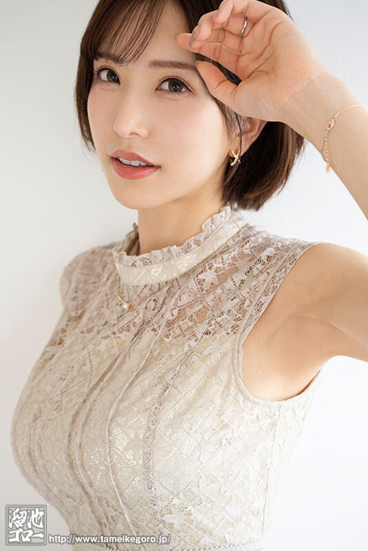 神似「深田詠美」的超美艷人妻下海了，狂伸舌頭挑逗「胸型超豐滿」！