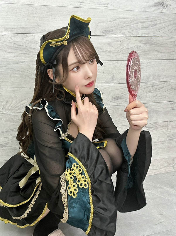 暗黑界頂流「新有菜」化身甜美小殭屍，膝蓋錯位圖害人以為她又「長大」了！