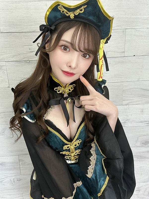 暗黑界頂流「新有菜」化身甜美小殭屍，膝蓋錯位圖害人以為她又「長大」了！