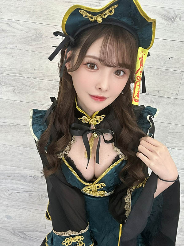 暗黑界頂流「新有菜」化身甜美小殭屍，膝蓋錯位圖害人以為她又「長大」了！