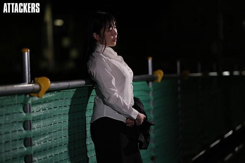 心儀女上司「七海ティナ」突然宣布要結婚受不了打擊魯蛇下屬「硬上中出」當成告白