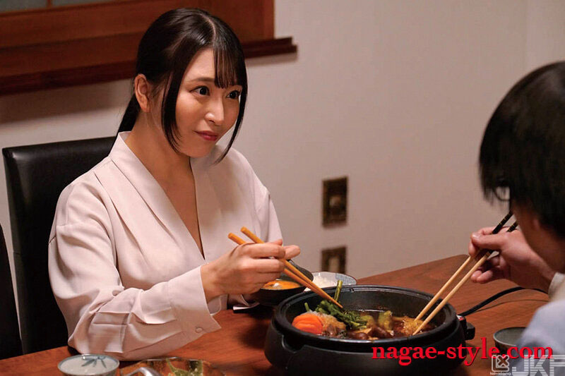 真的太色了！佐藤ののか當著老公的面給他戴綠帽，幫親公公實施深度口愛