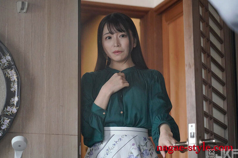 真的太色了！佐藤ののか當著老公的面給他戴綠帽，幫親公公實施深度口愛