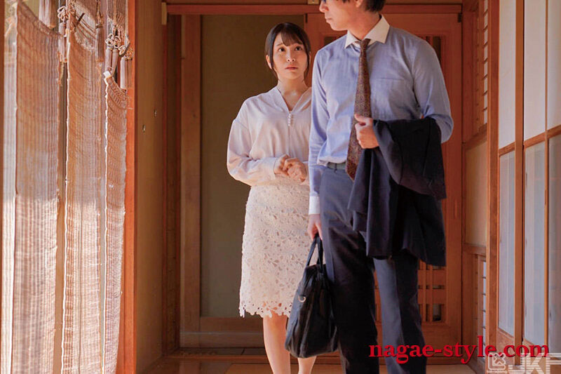 真的太色了！佐藤ののか當著老公的面給他戴綠帽，幫親公公實施深度口愛