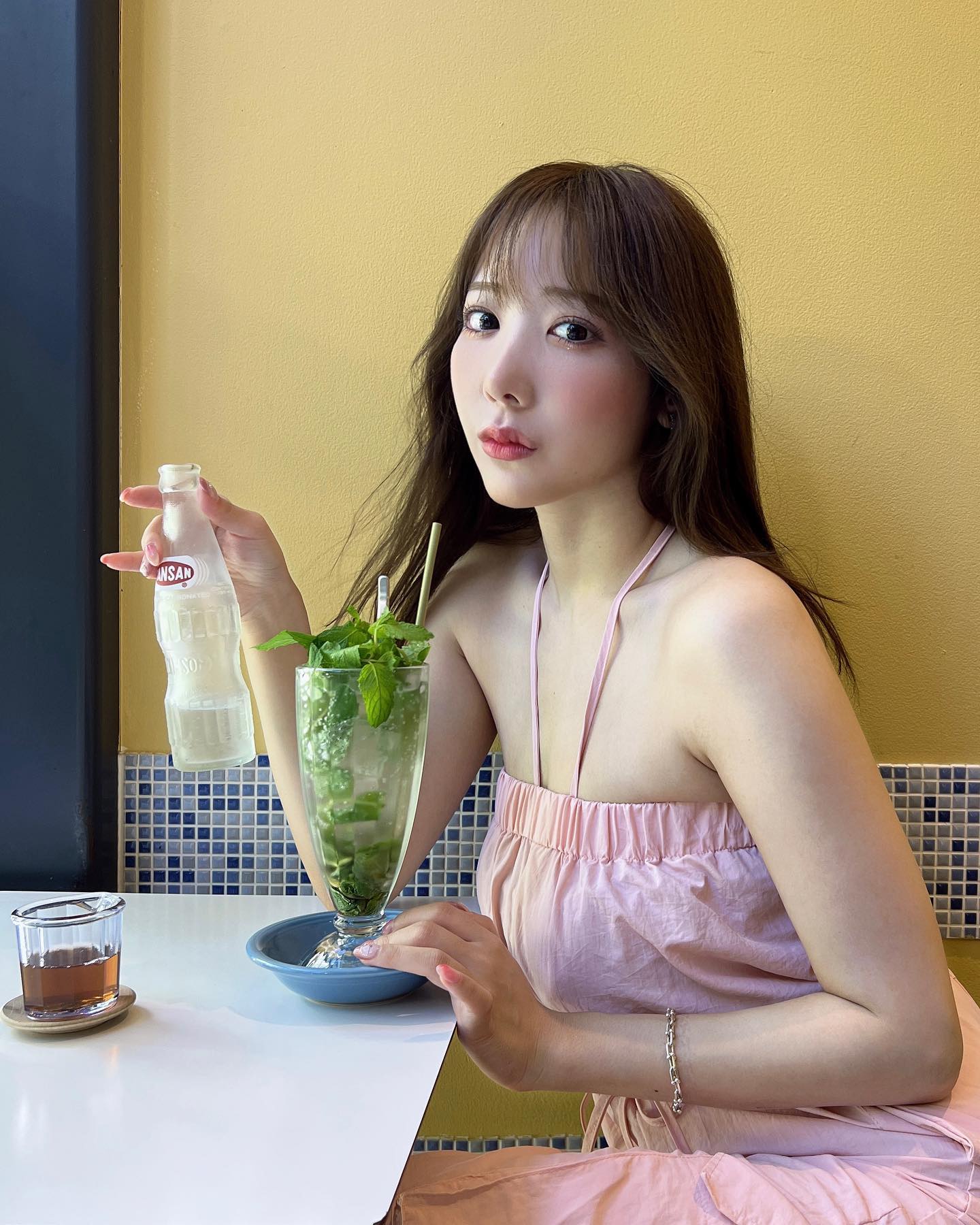 S級巨乳女優「小宵虎南」夜遊迪士尼！挺「神之乳」有夠吸睛～