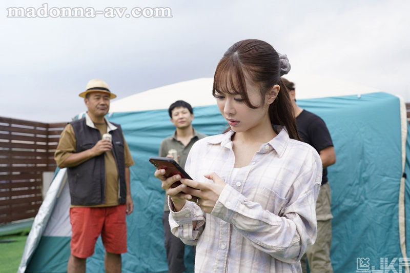 「本格NTR」的極致色氣!栗山莉緒情慾爆炸,背著老公服務三人
