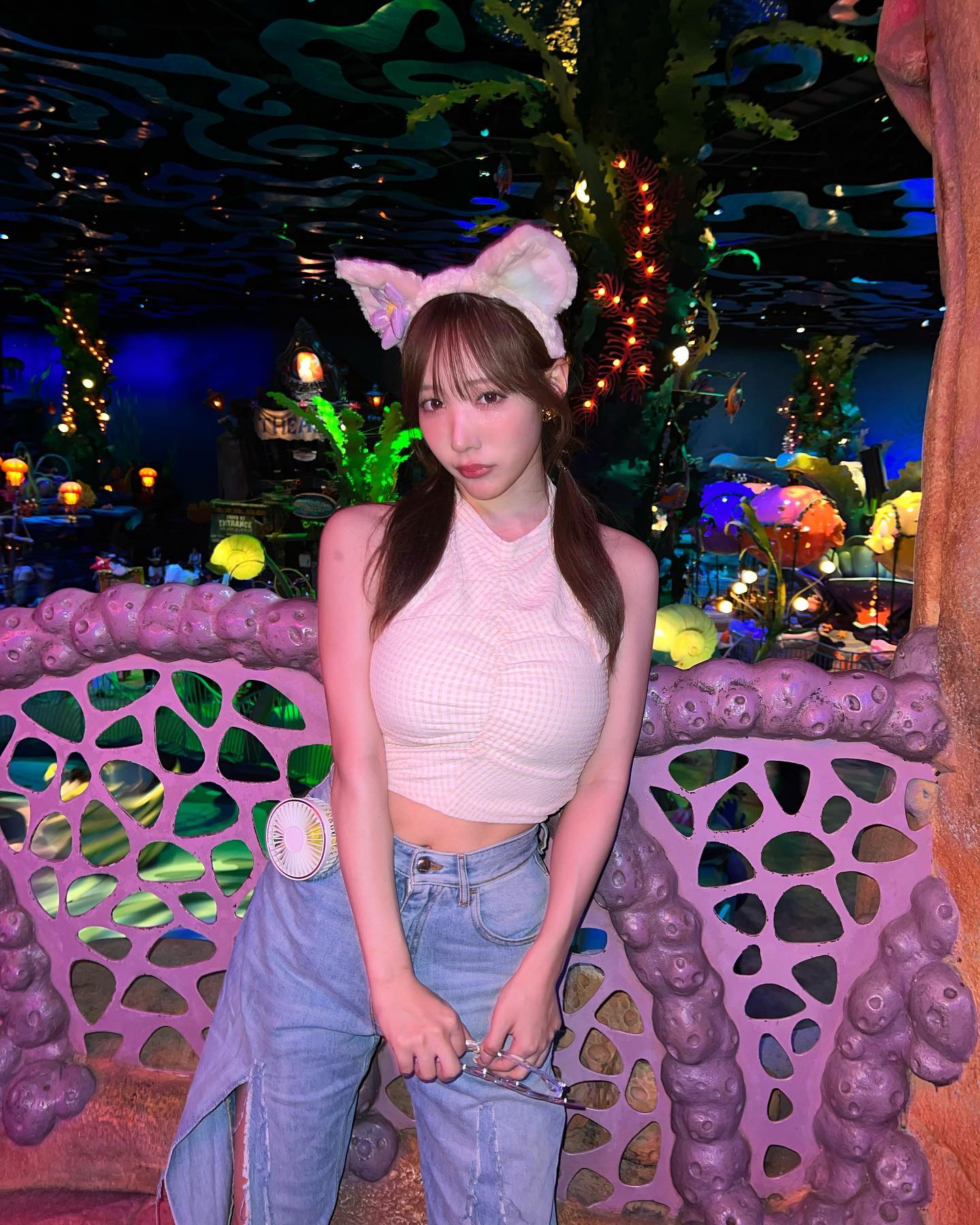 S級巨乳女優「小宵虎南」夜遊迪士尼！挺「神之乳」有夠吸睛～