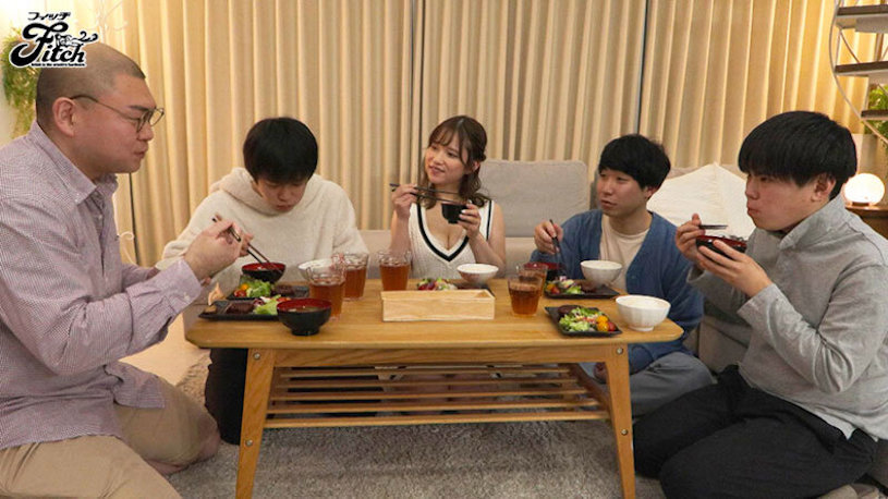 久違的好友「桃園憐奈」變成分租公寓的SEX偶像,身為處男的我也加入玩弄群了...