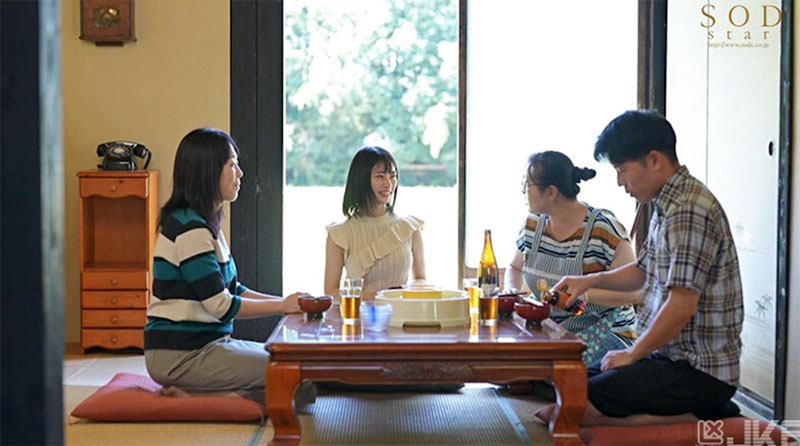 把住鄉下的純樸男變成玩物，巨乳小只馬「宮島芽衣」在雨後院子激烈交媾！