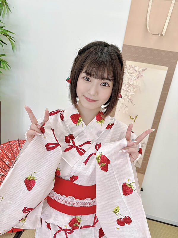 向偶像看齊！小只馬18歲《小露露。 》頂「史上最強美少女」頭銜下海