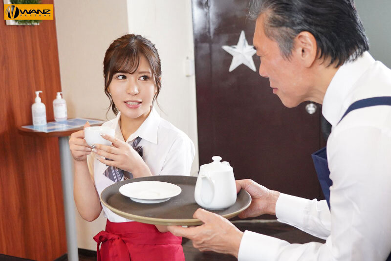 沒禮貌的打工妹「乃木絢愛」被咖啡廳店長下媚藥!變成順從的小玩偶!