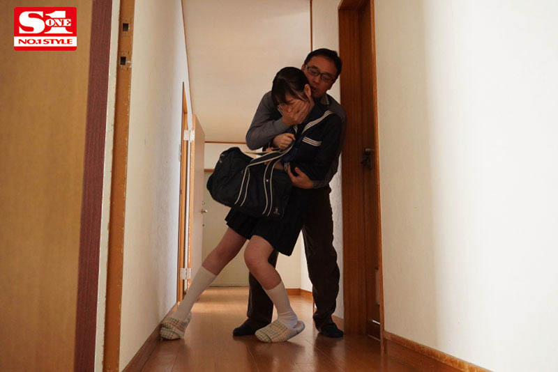 清纯美少女「香水纯」遭继父侵犯,不知不觉竟沈溺于他的肉体!
