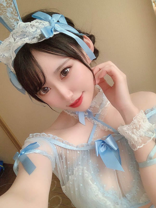 體育場外搭訕「雪白F罩杯小只馬」,「超萌酒促妹」下海出道!