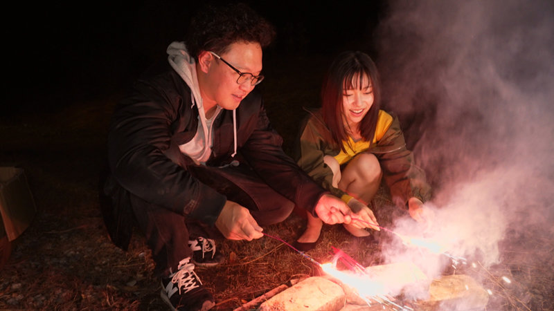 童顏巨乳妹「さつき芽衣」邊露營邊打炮!慾望強到像吃媚藥!