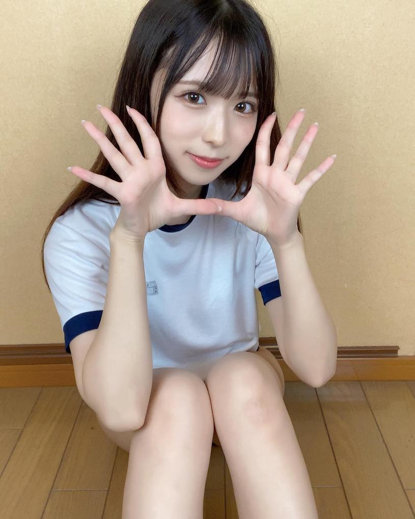 純情感制服妹子「天音唯」臉蛋太萌，「小只馬性感曲線」超勾人！