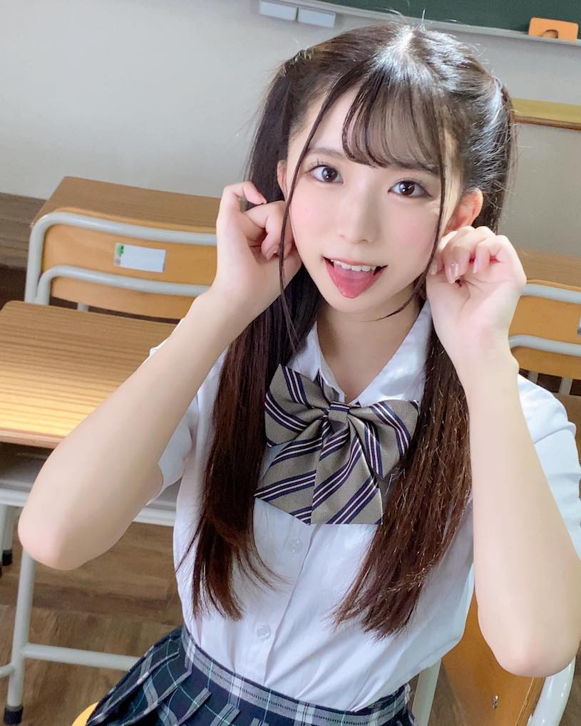 純情感制服妹子「天音唯」臉蛋太萌，「小只馬性感曲線」超勾人！