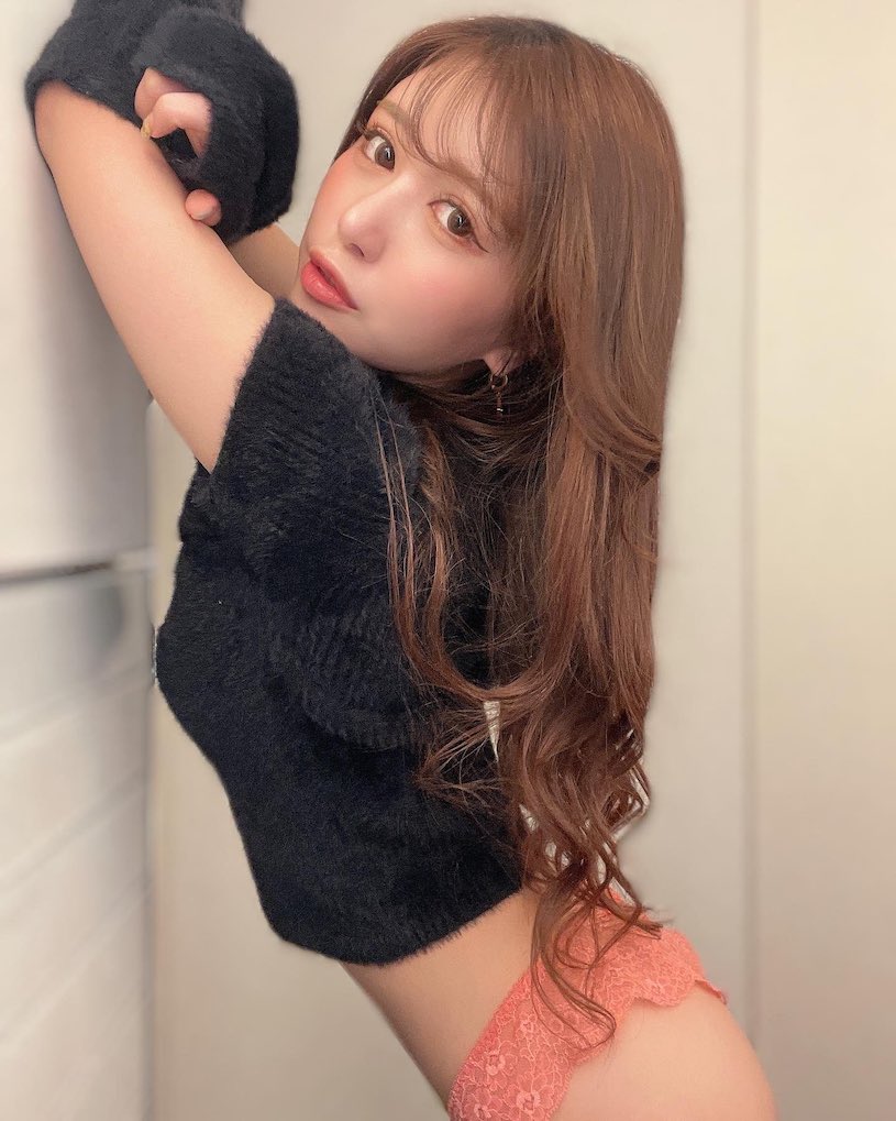 可純情也可性感！正妹「乃木絢愛」深V線條太魅惑！