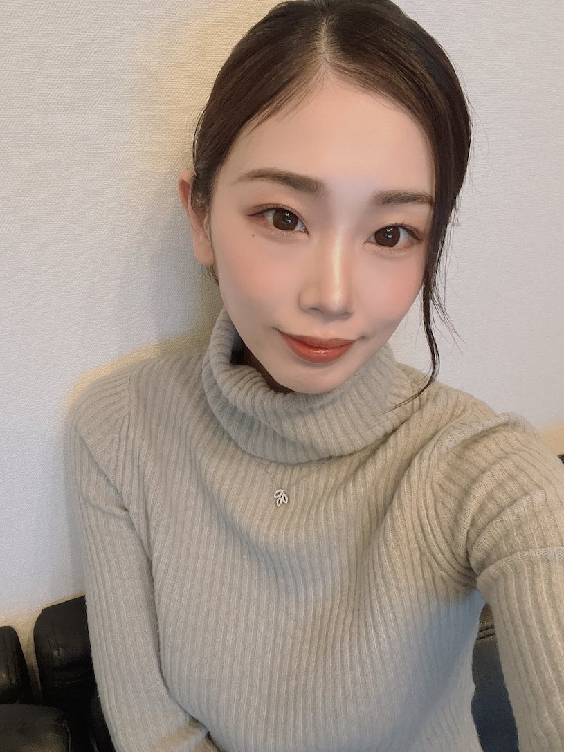 盛世美顏！長直發女優「小松杏」，「白嫩胴體＋長腿」好勾人！