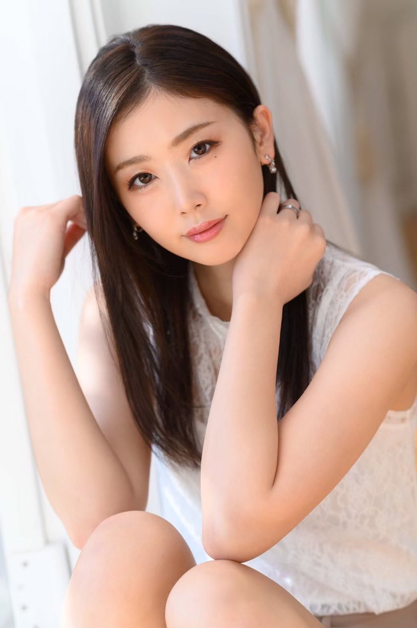盛世美顏！長直發女優「小松杏」，「白嫩胴體＋長腿」好勾人！