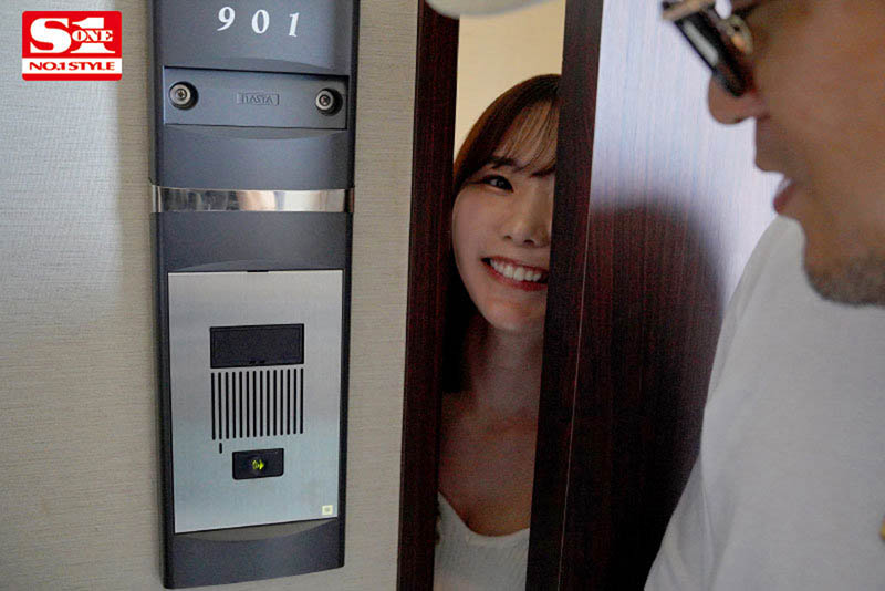 突擊新生代痴女「miru」的家！被男優輪流搞到「絕頂潮吹」大失禁