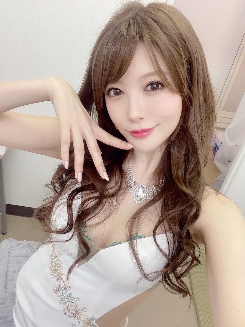 新作登排行榜冠軍！ AV影后「相澤南」扮超美乳製服妹！