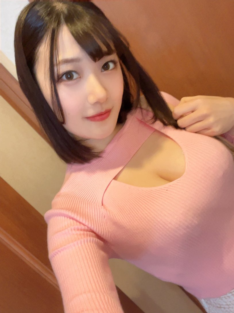23歲105公分超大K奶正妹「小梅惠奈」,「超飽滿車頭燈」閃暈粉絲!