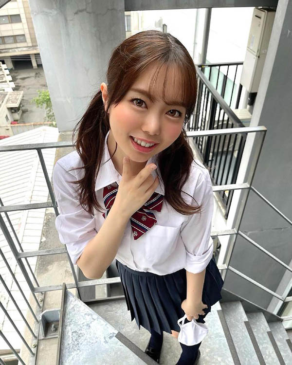 唇紅齒白的C奶小只馬「百瀨飛鳥」,「渾圓美胸」超有看點!