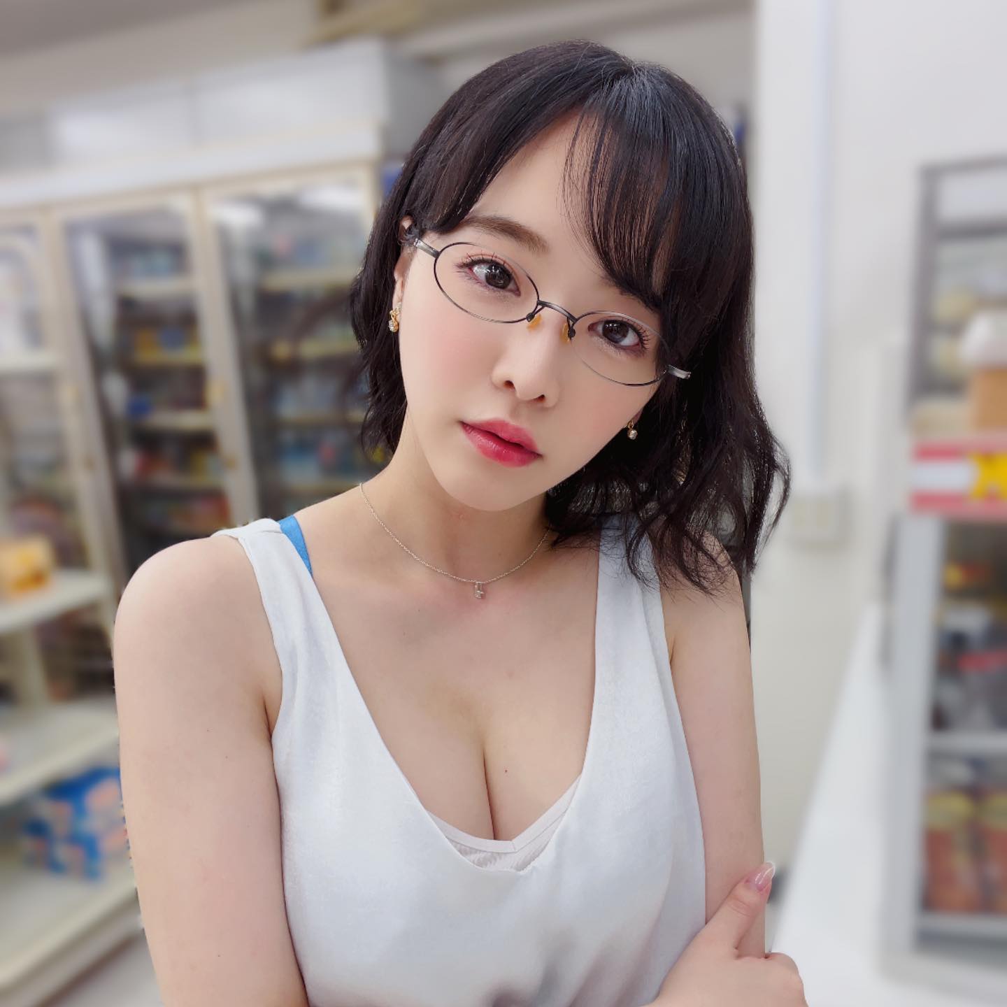 M系白虎女神《三宮椿》面冷身敏感無表情的高潮冷更讓人想壓制狠狠虐