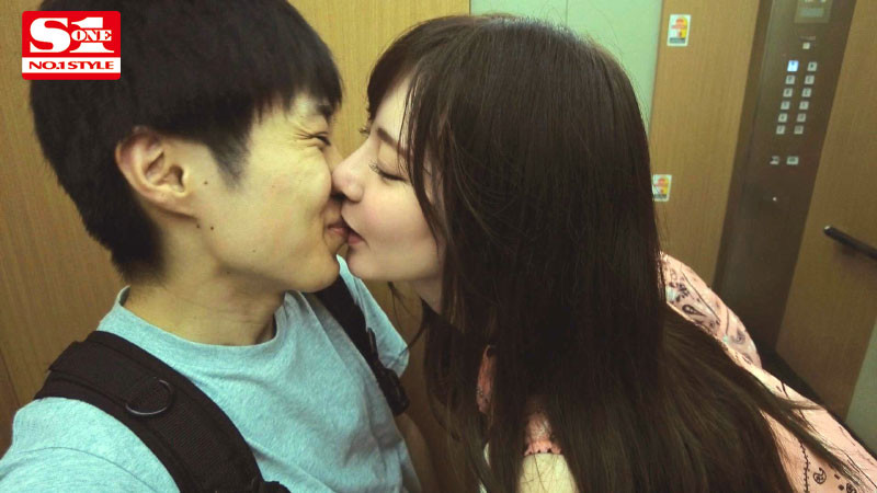走在路上就興奮！長腿姐姐「楓ふうあ」痴女屬性噴發，調戲M男強制發射！