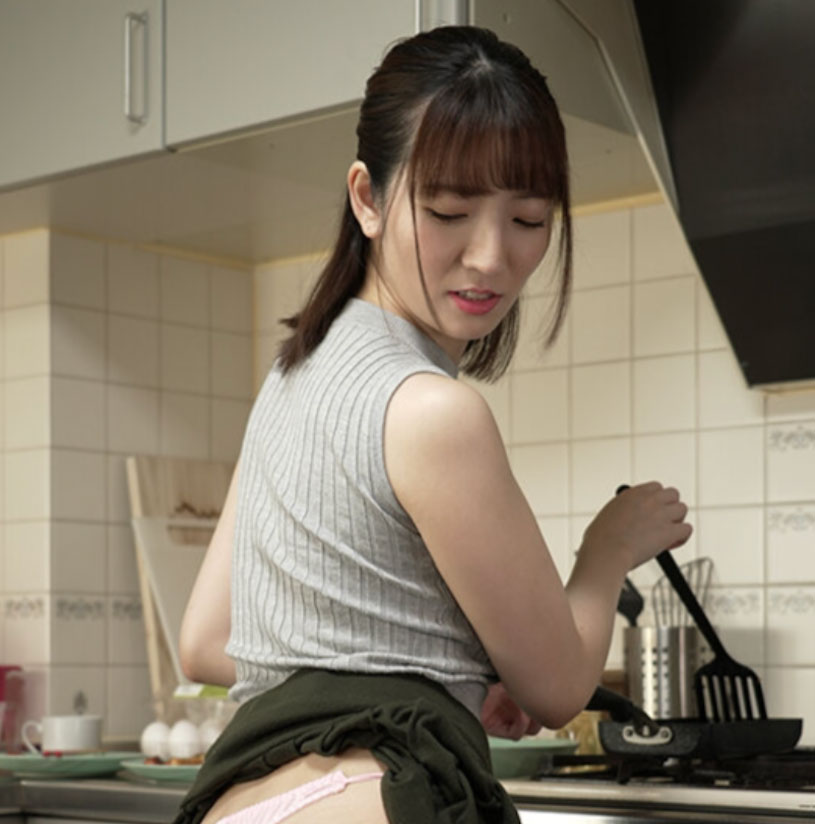 哥哥女友「小花暖」無意識搖晃巨乳，趁廚子時把她吃了！