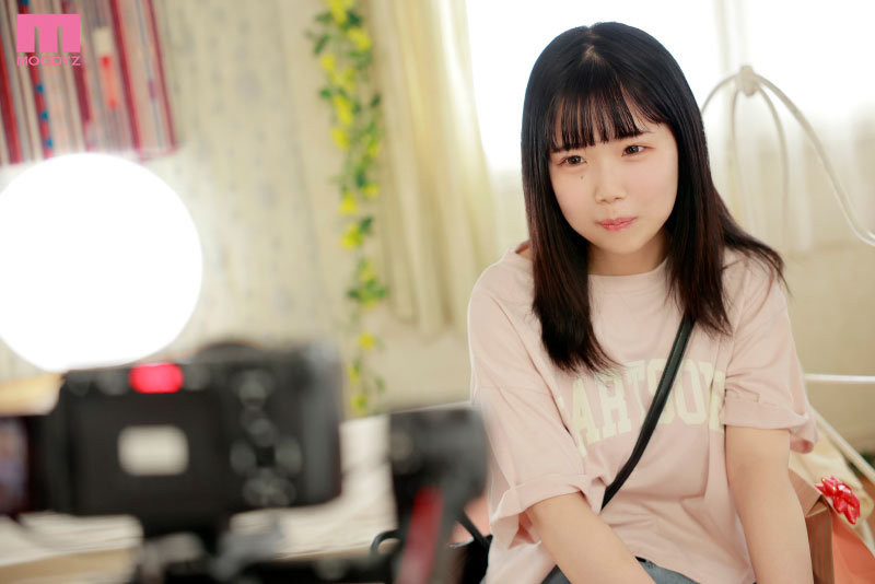 是18歲卻有大奶、經驗不足卻愛玩……她讓男優和監督都豎起大拇指！ …
