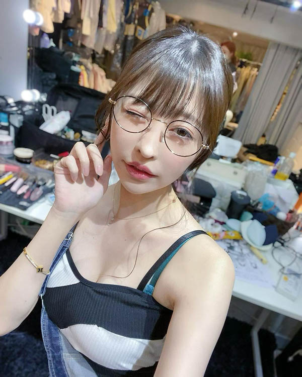 乳貧瘠殺傷力不足？ ！微乳派女優挑逗技三檔全開動手動腳還動口虐爆